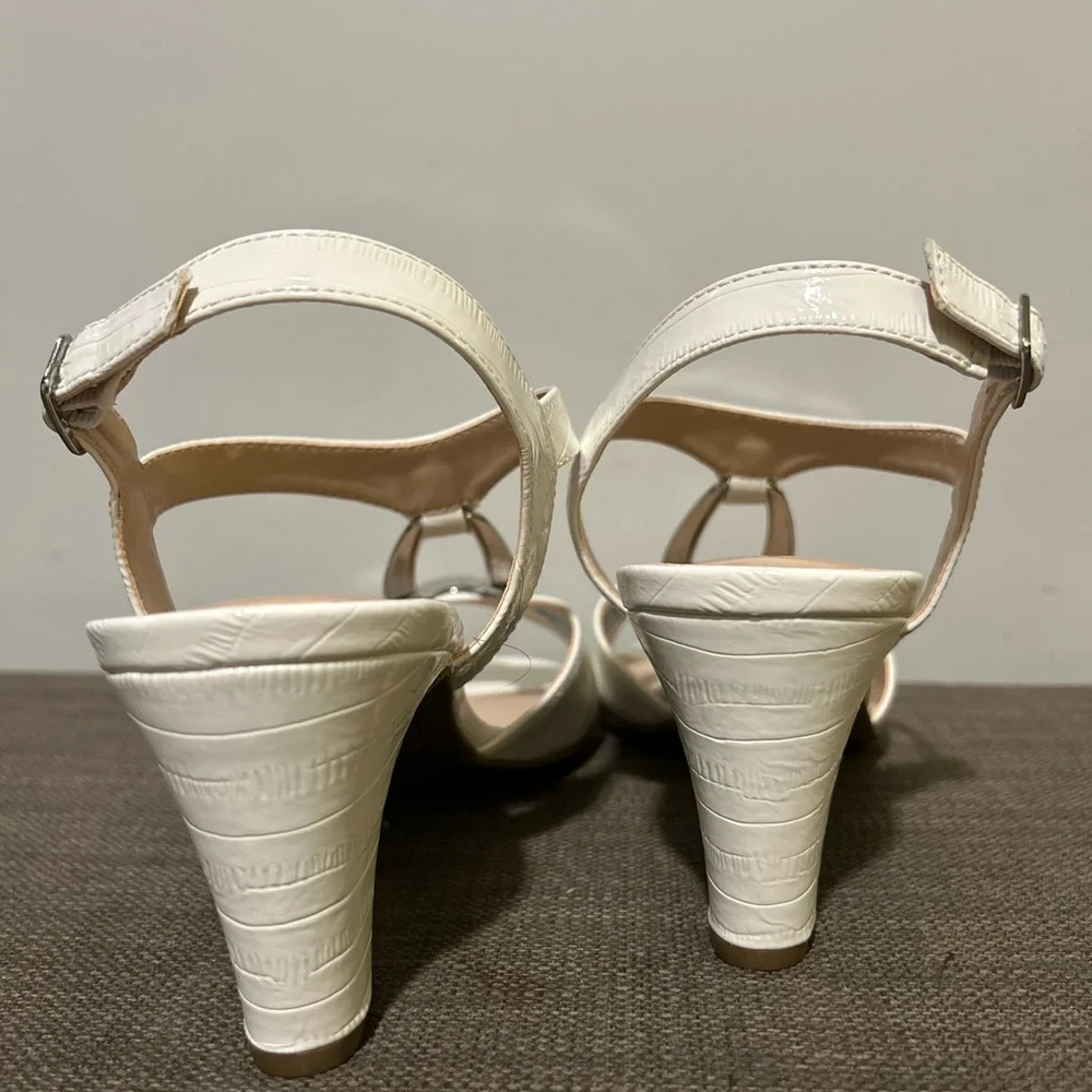 Jones New York Elegant White Sandals with Silver Accent - Picture 8 of 14